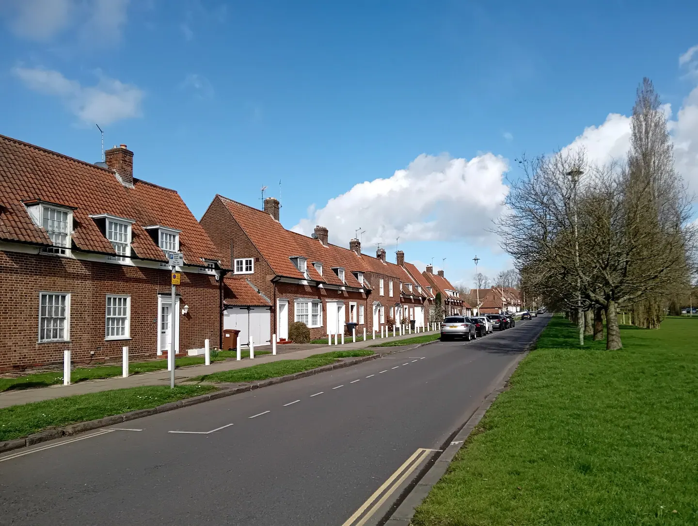 The garden-city Parkway at Welwyn, with wide green verges and tree-lined boulevard